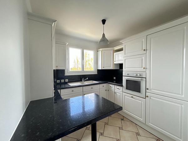 APPARTEMENT DE 2 PIECES A VENDRE A PLAISIR - CENTRE VILLE