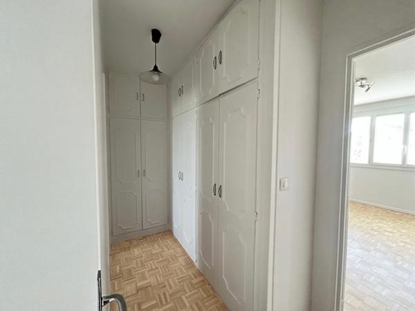 APPARTEMENT DE 2 PIECES A VENDRE A PLAISIR - CENTRE VILLE