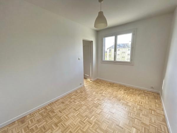 APPARTEMENT DE 2 PIECES A VENDRE A PLAISIR - CENTRE VILLE