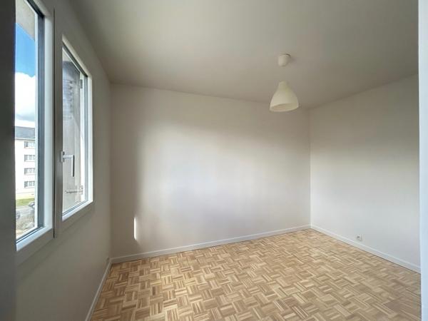 APPARTEMENT DE 2 PIECES A VENDRE A PLAISIR - CENTRE VILLE
