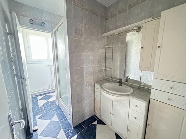 APPARTEMENT DE 2 PIECES A VENDRE A PLAISIR - CENTRE VILLE