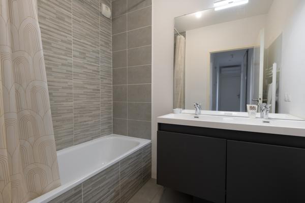 Appartement
         3 pièces
        - 70 m² 249 000 € *