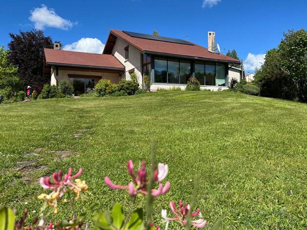 Arinthod ? Spacieuse maison familiale sur plus de 3 500 m² de terrain