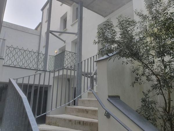ROCHEFORT en hyper centre - au 1er un appartement de type 3 avec terrasse de 25 m²