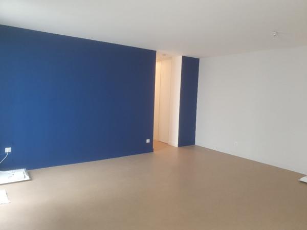 ROCHEFORT en hyper centre - au 1er un appartement de type 3 avec terrasse de 25 m²
