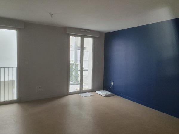 ROCHEFORT en hyper centre - au 1er un appartement de type 3 avec terrasse de 25 m²
