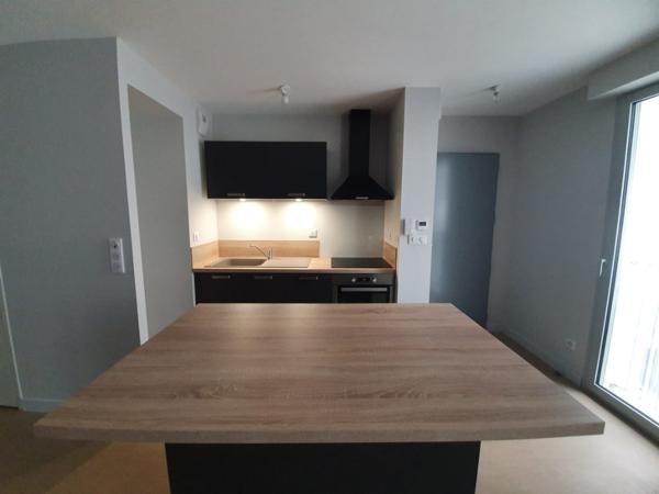 ROCHEFORT en hyper centre - au 1er un appartement de type 3 avec terrasse de 25 m²