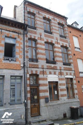 Une maison : 
RDC : 4 pièces, sanitaires,
1er étage : SAM, 1 pièce, cuisine,
2nd étage : 5 pièces