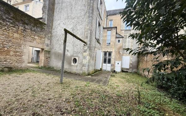 Immeuble à vendre    9 pièces •  Poitiers