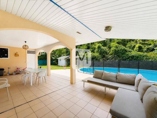 DPT GUYANE, à vendre RÉMIRE-MONTJOLY Maison T4 de 113 m2 avec piscine