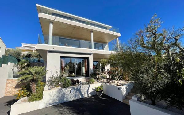 Immeuble à vendre    14 pièces • 370 m2 Bandol