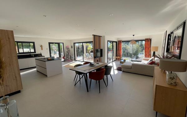 Immeuble à vendre    14 pièces • 370 m2 Bandol