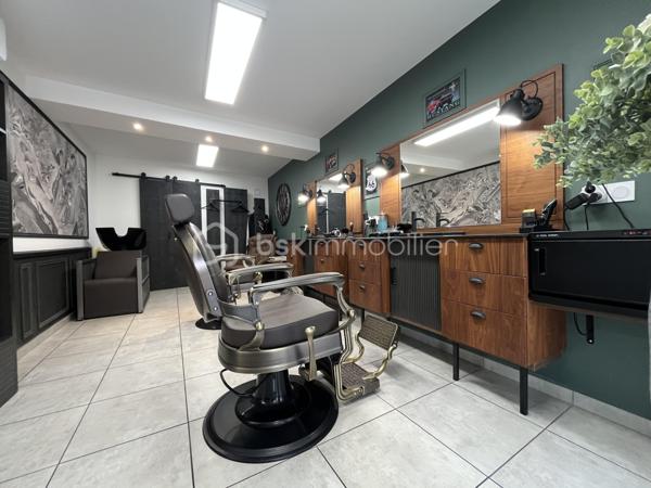 Et si ce salon était bien plus qu’un simple commerce… 

Et si c’était un véritable lieu de vie, une marque déjà prête à rayonner ? 

À seulement quelques minutes de Meximieux, au cœur de la commune dynamique de Blyes, découvrez un salon de coiffure et barbier au positionnement résolument premium, pensé dans les moindres détails pour offrir une expérience unique à sa clientèle.

Dès l’entrée, le ton est donné : décoration élégante, ambiance chaleureuse, matériaux haut de gamme, mobilier récent et équipements professionnels de très grande qualité… 

Ici, tout inspire le confort, le bien-être et le standing. Le salon dispose notamment : 

✂️ d’un espace coiffure moderne et raffiné 

🧖 de bacs massants Maletti pour une expérience client différenciante

 ✨ d’un espace Hair Spa avec bac vapeur et soins profonds Tokyo Inkarami 

🛍️ d’un espace de vente produits parfaitement intégré 

💻 d’une présence digitale déjà en place avec site internet, réservation en ligne et e-commerce 

L’ensemble du matériel est récent, parfaitement entretenu et immédiatement exploitable sans investissement complémentaire majeur. 

Mais ce qui rend cette affaire particulièrement intéressante, c’est aussi son potentiel. 

Le salon bénéficie : 
✔ d’un loyer maîtrisé 
✔ d’un stationnement facile et gratuit 
✔ d’une clientèle fidèle et qualitative 
✔ d’un bassin d’emploi extrêmement dynamique grâce à la Plaine de l’Ain et ses milliers d’actifs 
✔ d’un secteur en pleine croissance avec l’arrivée de nouveaux projets économiques majeurs 

Aujourd’hui, l’établissement possède encore de nombreux leviers de développement : 
• barber premium
 • soins haut de gamme 
• communication réseaux sociaux 
• e-commerce 
• fidélisation clientèle 
• prestations bien-être 

C’est une affaire idéale pour un professionnel souhaitant reprendre un salon clé en main avec une image forte, moderne et déjà différenciante sur le secteur. 
Un lieu où l’on ne vient pas simplement se faire coiffer… Mais vivre une véritable expérience. 

📍 Blyes (01) – à quelques minutes de Meximieux 
📞 Pour plus d’informations ou organiser une visite, contactez moi !
.Regis PACALET Immobilier
.