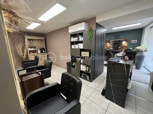Et si ce salon était bien plus qu’un simple commerce… 

Et si c’était un véritable lieu de vie, une marque déjà prête à rayonner ? 

À seulement quelques minutes de Meximieux, au cœur de la commune dynamique de Blyes, découvrez un salon de coiffure et barbier au positionnement résolument premium, pensé dans les moindres détails pour offrir une expérience unique à sa clientèle.

Dès l’entrée, le ton est donné : décoration élégante, ambiance chaleureuse, matériaux haut de gamme, mobilier récent et équipements professionnels de très grande qualité… 

Ici, tout inspire le confort, le bien-être et le standing. Le salon dispose notamment : 

✂️ d’un espace coiffure moderne et raffiné 

🧖 de bacs massants Maletti pour une expérience client différenciante

 ✨ d’un espace Hair Spa avec bac vapeur et soins profonds Tokyo Inkarami 

🛍️ d’un espace de vente produits parfaitement intégré 

💻 d’une présence digitale déjà en place avec site internet, réservation en ligne et e-commerce 

L’ensemble du matériel est récent, parfaitement entretenu et immédiatement exploitable sans investissement complémentaire majeur. 

Mais ce qui rend cette affaire particulièrement intéressante, c’est aussi son potentiel. 

Le salon bénéficie : 
✔ d’un loyer maîtrisé 
✔ d’un stationnement facile et gratuit 
✔ d’une clientèle fidèle et qualitative 
✔ d’un bassin d’emploi extrêmement dynamique grâce à la Plaine de l’Ain et ses milliers d’actifs 
✔ d’un secteur en pleine croissance avec l’arrivée de nouveaux projets économiques majeurs 

Aujourd’hui, l’établissement possède encore de nombreux leviers de développement : 
• barber premium
 • soins haut de gamme 
• communication réseaux sociaux 
• e-commerce 
• fidélisation clientèle 
• prestations bien-être 

C’est une affaire idéale pour un professionnel souhaitant reprendre un salon clé en main avec une image forte, moderne et déjà différenciante sur le secteur. 
Un lieu où l’on ne vient pas simplement se faire coiffer… Mais vivre une véritable expérience. 

📍 Blyes (01) – à quelques minutes de Meximieux 
📞 Pour plus d’informations ou organiser une visite, contactez moi !
.Regis PACALET Immobilier
.
