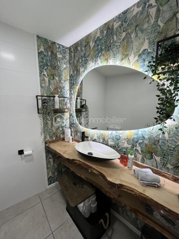 Et si ce salon était bien plus qu’un simple commerce… 

Et si c’était un véritable lieu de vie, une marque déjà prête à rayonner ? 

À seulement quelques minutes de Meximieux, au cœur de la commune dynamique de Blyes, découvrez un salon de coiffure et barbier au positionnement résolument premium, pensé dans les moindres détails pour offrir une expérience unique à sa clientèle.

Dès l’entrée, le ton est donné : décoration élégante, ambiance chaleureuse, matériaux haut de gamme, mobilier récent et équipements professionnels de très grande qualité… 

Ici, tout inspire le confort, le bien-être et le standing. Le salon dispose notamment : 

✂️ d’un espace coiffure moderne et raffiné 

🧖 de bacs massants Maletti pour une expérience client différenciante

 ✨ d’un espace Hair Spa avec bac vapeur et soins profonds Tokyo Inkarami 

🛍️ d’un espace de vente produits parfaitement intégré 

💻 d’une présence digitale déjà en place avec site internet, réservation en ligne et e-commerce 

L’ensemble du matériel est récent, parfaitement entretenu et immédiatement exploitable sans investissement complémentaire majeur. 

Mais ce qui rend cette affaire particulièrement intéressante, c’est aussi son potentiel. 

Le salon bénéficie : 
✔ d’un loyer maîtrisé 
✔ d’un stationnement facile et gratuit 
✔ d’une clientèle fidèle et qualitative 
✔ d’un bassin d’emploi extrêmement dynamique grâce à la Plaine de l’Ain et ses milliers d’actifs 
✔ d’un secteur en pleine croissance avec l’arrivée de nouveaux projets économiques majeurs 

Aujourd’hui, l’établissement possède encore de nombreux leviers de développement : 
• barber premium
 • soins haut de gamme 
• communication réseaux sociaux 
• e-commerce 
• fidélisation clientèle 
• prestations bien-être 

C’est une affaire idéale pour un professionnel souhaitant reprendre un salon clé en main avec une image forte, moderne et déjà différenciante sur le secteur. 
Un lieu où l’on ne vient pas simplement se faire coiffer… Mais vivre une véritable expérience. 

📍 Blyes (01) – à quelques minutes de Meximieux 
📞 Pour plus d’informations ou organiser une visite, contactez moi !
.Regis PACALET Immobilier
.