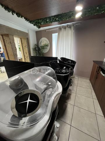 Et si ce salon était bien plus qu’un simple commerce… 

Et si c’était un véritable lieu de vie, une marque déjà prête à rayonner ? 

À seulement quelques minutes de Meximieux, au cœur de la commune dynamique de Blyes, découvrez un salon de coiffure et barbier au positionnement résolument premium, pensé dans les moindres détails pour offrir une expérience unique à sa clientèle.

Dès l’entrée, le ton est donné : décoration élégante, ambiance chaleureuse, matériaux haut de gamme, mobilier récent et équipements professionnels de très grande qualité… 

Ici, tout inspire le confort, le bien-être et le standing. Le salon dispose notamment : 

✂️ d’un espace coiffure moderne et raffiné 

🧖 de bacs massants Maletti pour une expérience client différenciante

 ✨ d’un espace Hair Spa avec bac vapeur et soins profonds Tokyo Inkarami 

🛍️ d’un espace de vente produits parfaitement intégré 

💻 d’une présence digitale déjà en place avec site internet, réservation en ligne et e-commerce 

L’ensemble du matériel est récent, parfaitement entretenu et immédiatement exploitable sans investissement complémentaire majeur. 

Mais ce qui rend cette affaire particulièrement intéressante, c’est aussi son potentiel. 

Le salon bénéficie : 
✔ d’un loyer maîtrisé 
✔ d’un stationnement facile et gratuit 
✔ d’une clientèle fidèle et qualitative 
✔ d’un bassin d’emploi extrêmement dynamique grâce à la Plaine de l’Ain et ses milliers d’actifs 
✔ d’un secteur en pleine croissance avec l’arrivée de nouveaux projets économiques majeurs 

Aujourd’hui, l’établissement possède encore de nombreux leviers de développement : 
• barber premium
 • soins haut de gamme 
• communication réseaux sociaux 
• e-commerce 
• fidélisation clientèle 
• prestations bien-être 

C’est une affaire idéale pour un professionnel souhaitant reprendre un salon clé en main avec une image forte, moderne et déjà différenciante sur le secteur. 
Un lieu où l’on ne vient pas simplement se faire coiffer… Mais vivre une véritable expérience. 

📍 Blyes (01) – à quelques minutes de Meximieux 
📞 Pour plus d’informations ou organiser une visite, contactez moi !
.Regis PACALET Immobilier
.
