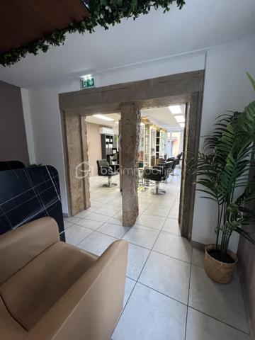 Et si ce salon était bien plus qu’un simple commerce… 

Et si c’était un véritable lieu de vie, une marque déjà prête à rayonner ? 

À seulement quelques minutes de Meximieux, au cœur de la commune dynamique de Blyes, découvrez un salon de coiffure et barbier au positionnement résolument premium, pensé dans les moindres détails pour offrir une expérience unique à sa clientèle.

Dès l’entrée, le ton est donné : décoration élégante, ambiance chaleureuse, matériaux haut de gamme, mobilier récent et équipements professionnels de très grande qualité… 

Ici, tout inspire le confort, le bien-être et le standing. Le salon dispose notamment : 

✂️ d’un espace coiffure moderne et raffiné 

🧖 de bacs massants Maletti pour une expérience client différenciante

 ✨ d’un espace Hair Spa avec bac vapeur et soins profonds Tokyo Inkarami 

🛍️ d’un espace de vente produits parfaitement intégré 

💻 d’une présence digitale déjà en place avec site internet, réservation en ligne et e-commerce 

L’ensemble du matériel est récent, parfaitement entretenu et immédiatement exploitable sans investissement complémentaire majeur. 

Mais ce qui rend cette affaire particulièrement intéressante, c’est aussi son potentiel. 

Le salon bénéficie : 
✔ d’un loyer maîtrisé 
✔ d’un stationnement facile et gratuit 
✔ d’une clientèle fidèle et qualitative 
✔ d’un bassin d’emploi extrêmement dynamique grâce à la Plaine de l’Ain et ses milliers d’actifs 
✔ d’un secteur en pleine croissance avec l’arrivée de nouveaux projets économiques majeurs 

Aujourd’hui, l’établissement possède encore de nombreux leviers de développement : 
• barber premium
 • soins haut de gamme 
• communication réseaux sociaux 
• e-commerce 
• fidélisation clientèle 
• prestations bien-être 

C’est une affaire idéale pour un professionnel souhaitant reprendre un salon clé en main avec une image forte, moderne et déjà différenciante sur le secteur. 
Un lieu où l’on ne vient pas simplement se faire coiffer… Mais vivre une véritable expérience. 

📍 Blyes (01) – à quelques minutes de Meximieux 
📞 Pour plus d’informations ou organiser une visite, contactez moi !
.Regis PACALET Immobilier
.