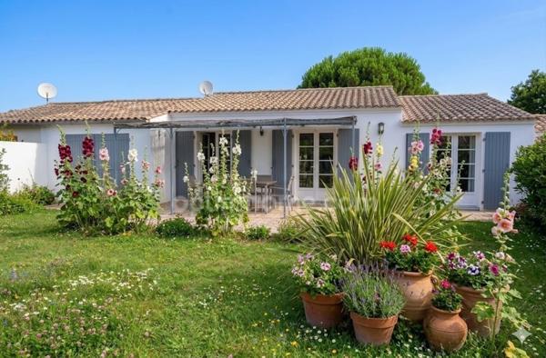 CHARMANTE MAISON RÉTAISE AVEC JARDIN CLOS ET TERRASSE ET  GARAGE AU CŒUR DE LOIX