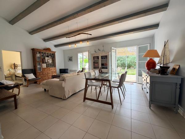 CHARMANTE MAISON RÉTAISE AVEC JARDIN CLOS ET TERRASSE ET  GARAGE AU CŒUR DE LOIX