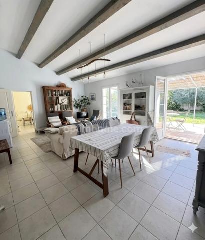 CHARMANTE MAISON RÉTAISE AVEC JARDIN CLOS ET TERRASSE ET  GARAGE AU CŒUR DE LOIX