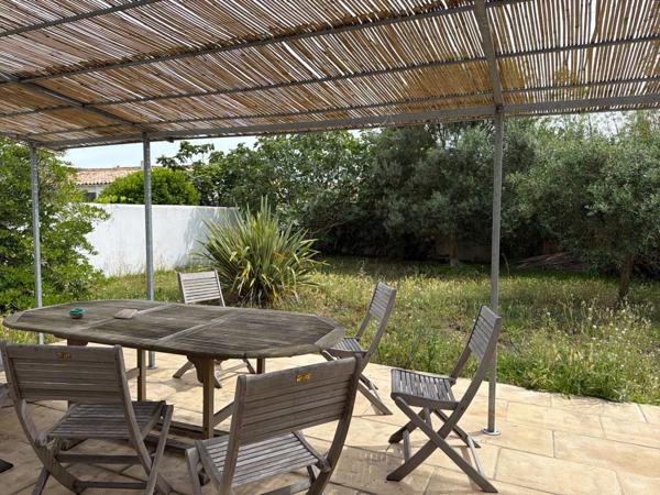 CHARMANTE MAISON RÉTAISE AVEC JARDIN CLOS ET TERRASSE ET  GARAGE AU CŒUR DE LOIX