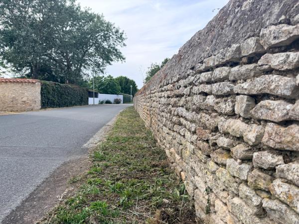 CHARMANTE MAISON RÉTAISE AVEC JARDIN CLOS ET TERRASSE ET  GARAGE AU CŒUR DE LOIX