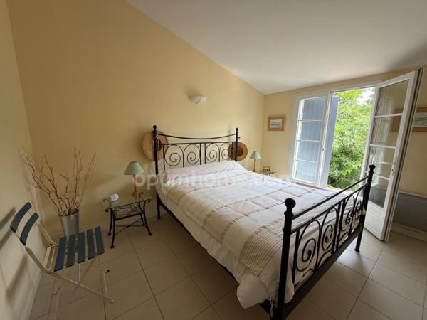 CHARMANTE MAISON RÉTAISE AVEC JARDIN CLOS ET TERRASSE ET  GARAGE AU CŒUR DE LOIX