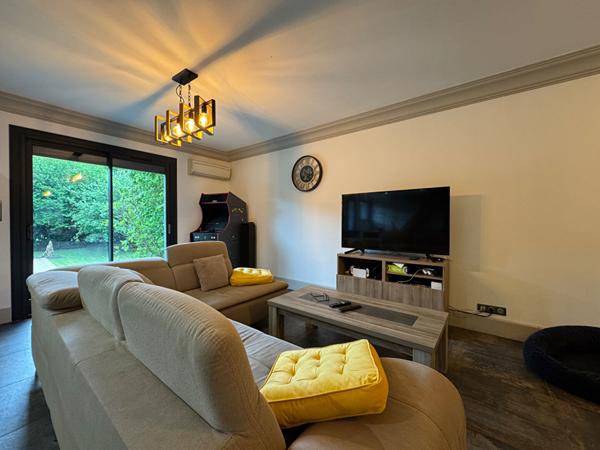 A vendre, à 10 min de la zone commerciale de Marsac (24430), belle maison type 6 rénovée avec piscine & jardin arboré