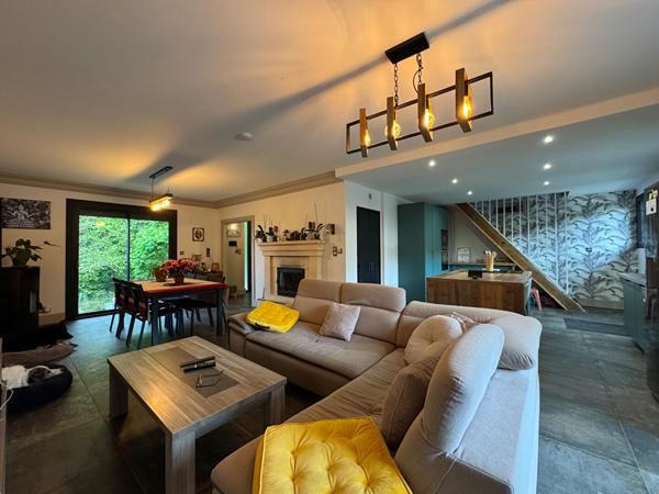 A vendre, à 10 min de la zone commerciale de Marsac (24430), belle maison type 6 rénovée avec piscine & jardin arboré