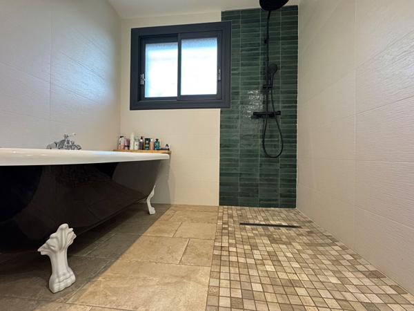 A vendre, à 10 min de la zone commerciale de Marsac (24430), belle maison type 6 rénovée avec piscine & jardin arboré