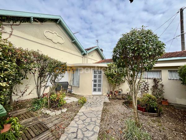 Vente
                Maison64 m² - 3 Pièces -
                    CENON (33150)