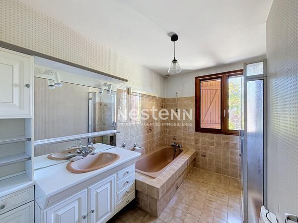À vendre maison à Auch, calme, jardin, terrasse,  garage et véranda.