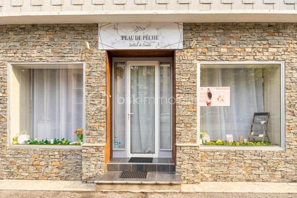 FOND DE COMMERCE A VENDRE ST JEAN DE MAURIENNE

Vous souhaitez reprendre un institut de beauté clé en main avec une clientèle fidèle ?
 Ne manquez pas cette belle opportunité.

Institut d’environ 50 m², idéalement agencé et prêt à poursuivre son activité sans travaux à prévoir.

Les atouts du local :

* Clientèle établie et fidèle.
* Parking privé à disposition de la clientèle.
* Deux cabines de soins, dont une équipée d’une cabine de douche.
* Mobilier et équipement inclus dans la vente.
* Loyer attractif de seulement 420 € par mois.
* Local fonctionnel et agréable, permettant de développer immédiatement l’activité.

Cette opportunité conviendra parfaitement à une esthéticienne souhaitant développer son activité, mais également à une profession libérale, un praticien du bien-être, un thérapeute ou toute activité de bureau recherchant un local prêt à l’emploi dans un secteur accessible et bénéficiant d’un stationnement privé.

Pour plus d’informations ou organiser une visite, n’hésitez pas à me contacter.
