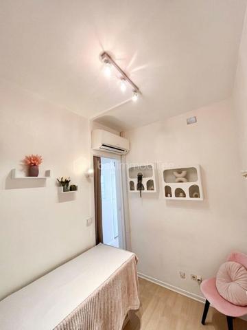 FOND DE COMMERCE A VENDRE ST JEAN DE MAURIENNE

Vous souhaitez reprendre un institut de beauté clé en main avec une clientèle fidèle ?
 Ne manquez pas cette belle opportunité.

Institut d’environ 50 m², idéalement agencé et prêt à poursuivre son activité sans travaux à prévoir.

Les atouts du local :

* Clientèle établie et fidèle.
* Parking privé à disposition de la clientèle.
* Deux cabines de soins, dont une équipée d’une cabine de douche.
* Mobilier et équipement inclus dans la vente.
* Loyer attractif de seulement 420 € par mois.
* Local fonctionnel et agréable, permettant de développer immédiatement l’activité.

Cette opportunité conviendra parfaitement à une esthéticienne souhaitant développer son activité, mais également à une profession libérale, un praticien du bien-être, un thérapeute ou toute activité de bureau recherchant un local prêt à l’emploi dans un secteur accessible et bénéficiant d’un stationnement privé.

Pour plus d’informations ou organiser une visite, n’hésitez pas à me contacter.