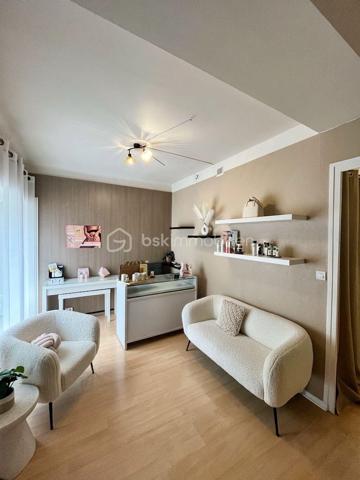 FOND DE COMMERCE A VENDRE ST JEAN DE MAURIENNE

Vous souhaitez reprendre un institut de beauté clé en main avec une clientèle fidèle ?
 Ne manquez pas cette belle opportunité.

Institut d’environ 50 m², idéalement agencé et prêt à poursuivre son activité sans travaux à prévoir.

Les atouts du local :

* Clientèle établie et fidèle.
* Parking privé à disposition de la clientèle.
* Deux cabines de soins, dont une équipée d’une cabine de douche.
* Mobilier et équipement inclus dans la vente.
* Loyer attractif de seulement 420 € par mois.
* Local fonctionnel et agréable, permettant de développer immédiatement l’activité.

Cette opportunité conviendra parfaitement à une esthéticienne souhaitant développer son activité, mais également à une profession libérale, un praticien du bien-être, un thérapeute ou toute activité de bureau recherchant un local prêt à l’emploi dans un secteur accessible et bénéficiant d’un stationnement privé.

Pour plus d’informations ou organiser une visite, n’hésitez pas à me contacter.