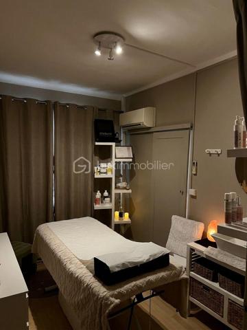FOND DE COMMERCE A VENDRE ST JEAN DE MAURIENNE

Vous souhaitez reprendre un institut de beauté clé en main avec une clientèle fidèle ?
 Ne manquez pas cette belle opportunité.

Institut d’environ 50 m², idéalement agencé et prêt à poursuivre son activité sans travaux à prévoir.

Les atouts du local :

* Clientèle établie et fidèle.
* Parking privé à disposition de la clientèle.
* Deux cabines de soins, dont une équipée d’une cabine de douche.
* Mobilier et équipement inclus dans la vente.
* Loyer attractif de seulement 420 € par mois.
* Local fonctionnel et agréable, permettant de développer immédiatement l’activité.

Cette opportunité conviendra parfaitement à une esthéticienne souhaitant développer son activité, mais également à une profession libérale, un praticien du bien-être, un thérapeute ou toute activité de bureau recherchant un local prêt à l’emploi dans un secteur accessible et bénéficiant d’un stationnement privé.

Pour plus d’informations ou organiser une visite, n’hésitez pas à me contacter.