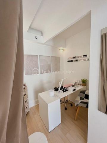 FOND DE COMMERCE A VENDRE ST JEAN DE MAURIENNE

Vous souhaitez reprendre un institut de beauté clé en main avec une clientèle fidèle ?
 Ne manquez pas cette belle opportunité.

Institut d’environ 50 m², idéalement agencé et prêt à poursuivre son activité sans travaux à prévoir.

Les atouts du local :

* Clientèle établie et fidèle.
* Parking privé à disposition de la clientèle.
* Deux cabines de soins, dont une équipée d’une cabine de douche.
* Mobilier et équipement inclus dans la vente.
* Loyer attractif de seulement 420 € par mois.
* Local fonctionnel et agréable, permettant de développer immédiatement l’activité.

Cette opportunité conviendra parfaitement à une esthéticienne souhaitant développer son activité, mais également à une profession libérale, un praticien du bien-être, un thérapeute ou toute activité de bureau recherchant un local prêt à l’emploi dans un secteur accessible et bénéficiant d’un stationnement privé.

Pour plus d’informations ou organiser une visite, n’hésitez pas à me contacter.
