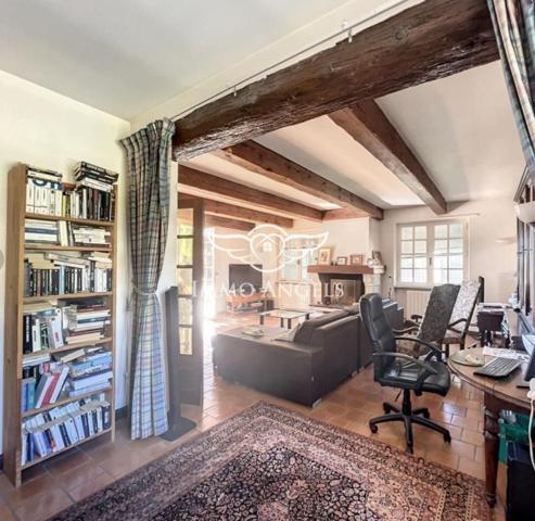 MAISON FAMILIALE 211m²