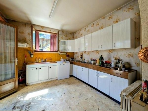 Ensemble immobilier à rénover avec jardin et garage à Bort-les-Orgues