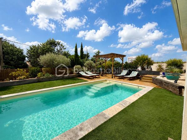 🏡 ✨ Coup de cœur à Saint-Jean-de-Fos –Le confort du plain-pied dans un cadre exceptionnel ! ✨

🌿 À l’entrée des magnifiques Gorges de l’Hérault, dans l’un des villages les plus prisés de la région, découvrez cette superbe villa de plain-pied de 119 m², pensée pour offrir confort, sérénité et qualité de vie.

❤️ Idéale pour des retraités en quête de tranquillité ou une famille souhaitant profiter d’un environnement privilégié.

✨ Ses atouts :
🏠 Villa entièrement de plain-pied, pratique et accessible.
🛋️ Belle pièce de vie lumineuse ouverte sur l’extérieur.
🌞 Grande terrasse couverte pour partager de beaux moments toute l’année.
🏊 Piscine et jardin paysager, un véritable havre de paix.
🛏️ 3 chambres, dont une suite avec salle d’eau privative.
🛁 Salle de bains supplémentaire.
💼 Bureau idéal pour le télétravail ou une chambre d’appoint.
🚗 Garage + nombreux stationnements.
❄️ Chauffage gainable réversible.
🌱 Chauffe-eau thermodynamique pour un confort économique.

📍 Saint-Jean-de-Fos, c’est la douceur de vivre au cœur de la nature, entre rivière, randonnées, villages de caractère et à seulement quelques minutes de Saint-Guilhem-le-Désert. Un cadre de vie rêvé où il fait bon vivre toute l’année.

💙 Une maison où il ne reste plus qu’à poser vos valises…

📞 Une visite s’impose ! Vous pourriez bien avoir trouvé votre futur chez-vous.