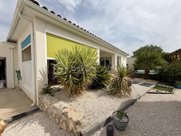 🏡 ✨ Coup de cœur à Saint-Jean-de-Fos –Le confort du plain-pied dans un cadre exceptionnel ! ✨

🌿 À l’entrée des magnifiques Gorges de l’Hérault, dans l’un des villages les plus prisés de la région, découvrez cette superbe villa de plain-pied de 119 m², pensée pour offrir confort, sérénité et qualité de vie.

❤️ Idéale pour des retraités en quête de tranquillité ou une famille souhaitant profiter d’un environnement privilégié.

✨ Ses atouts :
🏠 Villa entièrement de plain-pied, pratique et accessible.
🛋️ Belle pièce de vie lumineuse ouverte sur l’extérieur.
🌞 Grande terrasse couverte pour partager de beaux moments toute l’année.
🏊 Piscine et jardin paysager, un véritable havre de paix.
🛏️ 3 chambres, dont une suite avec salle d’eau privative.
🛁 Salle de bains supplémentaire.
💼 Bureau idéal pour le télétravail ou une chambre d’appoint.
🚗 Garage + nombreux stationnements.
❄️ Chauffage gainable réversible.
🌱 Chauffe-eau thermodynamique pour un confort économique.

📍 Saint-Jean-de-Fos, c’est la douceur de vivre au cœur de la nature, entre rivière, randonnées, villages de caractère et à seulement quelques minutes de Saint-Guilhem-le-Désert. Un cadre de vie rêvé où il fait bon vivre toute l’année.

💙 Une maison où il ne reste plus qu’à poser vos valises…

📞 Une visite s’impose ! Vous pourriez bien avoir trouvé votre futur chez-vous.