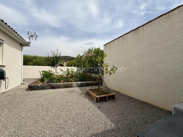 🏡 ✨ Coup de cœur à Saint-Jean-de-Fos –Le confort du plain-pied dans un cadre exceptionnel ! ✨

🌿 À l’entrée des magnifiques Gorges de l’Hérault, dans l’un des villages les plus prisés de la région, découvrez cette superbe villa de plain-pied de 119 m², pensée pour offrir confort, sérénité et qualité de vie.

❤️ Idéale pour des retraités en quête de tranquillité ou une famille souhaitant profiter d’un environnement privilégié.

✨ Ses atouts :
🏠 Villa entièrement de plain-pied, pratique et accessible.
🛋️ Belle pièce de vie lumineuse ouverte sur l’extérieur.
🌞 Grande terrasse couverte pour partager de beaux moments toute l’année.
🏊 Piscine et jardin paysager, un véritable havre de paix.
🛏️ 3 chambres, dont une suite avec salle d’eau privative.
🛁 Salle de bains supplémentaire.
💼 Bureau idéal pour le télétravail ou une chambre d’appoint.
🚗 Garage + nombreux stationnements.
❄️ Chauffage gainable réversible.
🌱 Chauffe-eau thermodynamique pour un confort économique.

📍 Saint-Jean-de-Fos, c’est la douceur de vivre au cœur de la nature, entre rivière, randonnées, villages de caractère et à seulement quelques minutes de Saint-Guilhem-le-Désert. Un cadre de vie rêvé où il fait bon vivre toute l’année.

💙 Une maison où il ne reste plus qu’à poser vos valises…

📞 Une visite s’impose ! Vous pourriez bien avoir trouvé votre futur chez-vous.
