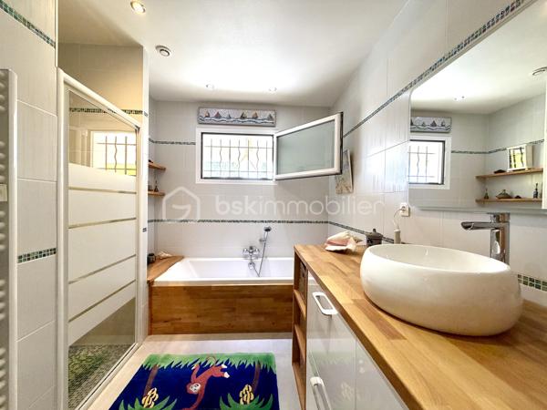 🏡 ✨ Coup de cœur à Saint-Jean-de-Fos –Le confort du plain-pied dans un cadre exceptionnel ! ✨

🌿 À l’entrée des magnifiques Gorges de l’Hérault, dans l’un des villages les plus prisés de la région, découvrez cette superbe villa de plain-pied de 119 m², pensée pour offrir confort, sérénité et qualité de vie.

❤️ Idéale pour des retraités en quête de tranquillité ou une famille souhaitant profiter d’un environnement privilégié.

✨ Ses atouts :
🏠 Villa entièrement de plain-pied, pratique et accessible.
🛋️ Belle pièce de vie lumineuse ouverte sur l’extérieur.
🌞 Grande terrasse couverte pour partager de beaux moments toute l’année.
🏊 Piscine et jardin paysager, un véritable havre de paix.
🛏️ 3 chambres, dont une suite avec salle d’eau privative.
🛁 Salle de bains supplémentaire.
💼 Bureau idéal pour le télétravail ou une chambre d’appoint.
🚗 Garage + nombreux stationnements.
❄️ Chauffage gainable réversible.
🌱 Chauffe-eau thermodynamique pour un confort économique.

📍 Saint-Jean-de-Fos, c’est la douceur de vivre au cœur de la nature, entre rivière, randonnées, villages de caractère et à seulement quelques minutes de Saint-Guilhem-le-Désert. Un cadre de vie rêvé où il fait bon vivre toute l’année.

💙 Une maison où il ne reste plus qu’à poser vos valises…

📞 Une visite s’impose ! Vous pourriez bien avoir trouvé votre futur chez-vous.