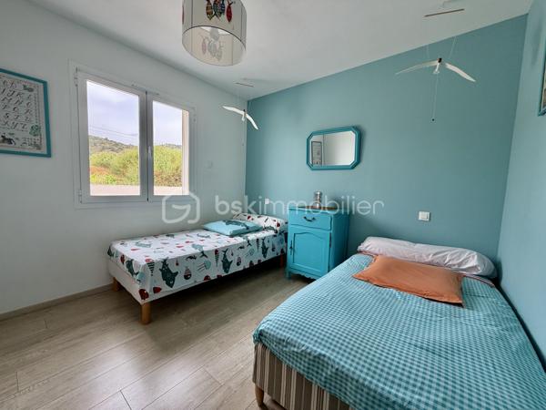 🏡 ✨ Coup de cœur à Saint-Jean-de-Fos –Le confort du plain-pied dans un cadre exceptionnel ! ✨

🌿 À l’entrée des magnifiques Gorges de l’Hérault, dans l’un des villages les plus prisés de la région, découvrez cette superbe villa de plain-pied de 119 m², pensée pour offrir confort, sérénité et qualité de vie.

❤️ Idéale pour des retraités en quête de tranquillité ou une famille souhaitant profiter d’un environnement privilégié.

✨ Ses atouts :
🏠 Villa entièrement de plain-pied, pratique et accessible.
🛋️ Belle pièce de vie lumineuse ouverte sur l’extérieur.
🌞 Grande terrasse couverte pour partager de beaux moments toute l’année.
🏊 Piscine et jardin paysager, un véritable havre de paix.
🛏️ 3 chambres, dont une suite avec salle d’eau privative.
🛁 Salle de bains supplémentaire.
💼 Bureau idéal pour le télétravail ou une chambre d’appoint.
🚗 Garage + nombreux stationnements.
❄️ Chauffage gainable réversible.
🌱 Chauffe-eau thermodynamique pour un confort économique.

📍 Saint-Jean-de-Fos, c’est la douceur de vivre au cœur de la nature, entre rivière, randonnées, villages de caractère et à seulement quelques minutes de Saint-Guilhem-le-Désert. Un cadre de vie rêvé où il fait bon vivre toute l’année.

💙 Une maison où il ne reste plus qu’à poser vos valises…

📞 Une visite s’impose ! Vous pourriez bien avoir trouvé votre futur chez-vous.