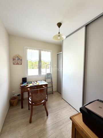 🏡 ✨ Coup de cœur à Saint-Jean-de-Fos –Le confort du plain-pied dans un cadre exceptionnel ! ✨

🌿 À l’entrée des magnifiques Gorges de l’Hérault, dans l’un des villages les plus prisés de la région, découvrez cette superbe villa de plain-pied de 119 m², pensée pour offrir confort, sérénité et qualité de vie.

❤️ Idéale pour des retraités en quête de tranquillité ou une famille souhaitant profiter d’un environnement privilégié.

✨ Ses atouts :
🏠 Villa entièrement de plain-pied, pratique et accessible.
🛋️ Belle pièce de vie lumineuse ouverte sur l’extérieur.
🌞 Grande terrasse couverte pour partager de beaux moments toute l’année.
🏊 Piscine et jardin paysager, un véritable havre de paix.
🛏️ 3 chambres, dont une suite avec salle d’eau privative.
🛁 Salle de bains supplémentaire.
💼 Bureau idéal pour le télétravail ou une chambre d’appoint.
🚗 Garage + nombreux stationnements.
❄️ Chauffage gainable réversible.
🌱 Chauffe-eau thermodynamique pour un confort économique.

📍 Saint-Jean-de-Fos, c’est la douceur de vivre au cœur de la nature, entre rivière, randonnées, villages de caractère et à seulement quelques minutes de Saint-Guilhem-le-Désert. Un cadre de vie rêvé où il fait bon vivre toute l’année.

💙 Une maison où il ne reste plus qu’à poser vos valises…

📞 Une visite s’impose ! Vous pourriez bien avoir trouvé votre futur chez-vous.