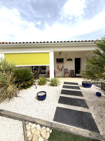 🏡 ✨ Coup de cœur à Saint-Jean-de-Fos –Le confort du plain-pied dans un cadre exceptionnel ! ✨

🌿 À l’entrée des magnifiques Gorges de l’Hérault, dans l’un des villages les plus prisés de la région, découvrez cette superbe villa de plain-pied de 119 m², pensée pour offrir confort, sérénité et qualité de vie.

❤️ Idéale pour des retraités en quête de tranquillité ou une famille souhaitant profiter d’un environnement privilégié.

✨ Ses atouts :
🏠 Villa entièrement de plain-pied, pratique et accessible.
🛋️ Belle pièce de vie lumineuse ouverte sur l’extérieur.
🌞 Grande terrasse couverte pour partager de beaux moments toute l’année.
🏊 Piscine et jardin paysager, un véritable havre de paix.
🛏️ 3 chambres, dont une suite avec salle d’eau privative.
🛁 Salle de bains supplémentaire.
💼 Bureau idéal pour le télétravail ou une chambre d’appoint.
🚗 Garage + nombreux stationnements.
❄️ Chauffage gainable réversible.
🌱 Chauffe-eau thermodynamique pour un confort économique.

📍 Saint-Jean-de-Fos, c’est la douceur de vivre au cœur de la nature, entre rivière, randonnées, villages de caractère et à seulement quelques minutes de Saint-Guilhem-le-Désert. Un cadre de vie rêvé où il fait bon vivre toute l’année.

💙 Une maison où il ne reste plus qu’à poser vos valises…

📞 Une visite s’impose ! Vous pourriez bien avoir trouvé votre futur chez-vous.