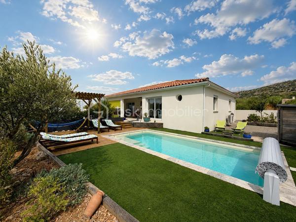 🏡 ✨ Coup de cœur à Saint-Jean-de-Fos –Le confort du plain-pied dans un cadre exceptionnel ! ✨

🌿 À l’entrée des magnifiques Gorges de l’Hérault, dans l’un des villages les plus prisés de la région, découvrez cette superbe villa de plain-pied de 119 m², pensée pour offrir confort, sérénité et qualité de vie.

❤️ Idéale pour des retraités en quête de tranquillité ou une famille souhaitant profiter d’un environnement privilégié.

✨ Ses atouts :
🏠 Villa entièrement de plain-pied, pratique et accessible.
🛋️ Belle pièce de vie lumineuse ouverte sur l’extérieur.
🌞 Grande terrasse couverte pour partager de beaux moments toute l’année.
🏊 Piscine et jardin paysager, un véritable havre de paix.
🛏️ 3 chambres, dont une suite avec salle d’eau privative.
🛁 Salle de bains supplémentaire.
💼 Bureau idéal pour le télétravail ou une chambre d’appoint.
🚗 Garage + nombreux stationnements.
❄️ Chauffage gainable réversible.
🌱 Chauffe-eau thermodynamique pour un confort économique.

📍 Saint-Jean-de-Fos, c’est la douceur de vivre au cœur de la nature, entre rivière, randonnées, villages de caractère et à seulement quelques minutes de Saint-Guilhem-le-Désert. Un cadre de vie rêvé où il fait bon vivre toute l’année.

💙 Une maison où il ne reste plus qu’à poser vos valises…

📞 Une visite s’impose ! Vous pourriez bien avoir trouvé votre futur chez-vous.