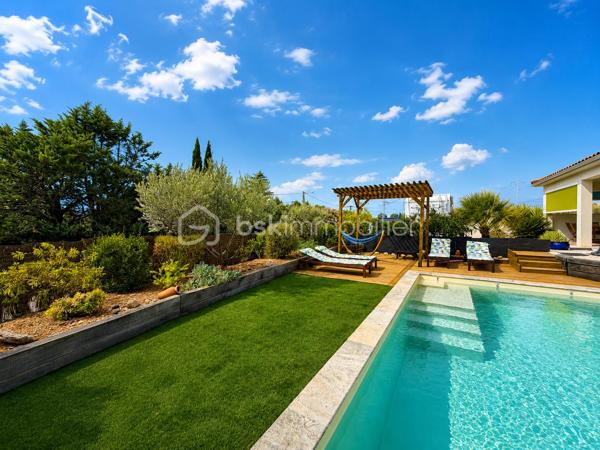 🏡 ✨ Coup de cœur à Saint-Jean-de-Fos –Le confort du plain-pied dans un cadre exceptionnel ! ✨

🌿 À l’entrée des magnifiques Gorges de l’Hérault, dans l’un des villages les plus prisés de la région, découvrez cette superbe villa de plain-pied de 119 m², pensée pour offrir confort, sérénité et qualité de vie.

❤️ Idéale pour des retraités en quête de tranquillité ou une famille souhaitant profiter d’un environnement privilégié.

✨ Ses atouts :
🏠 Villa entièrement de plain-pied, pratique et accessible.
🛋️ Belle pièce de vie lumineuse ouverte sur l’extérieur.
🌞 Grande terrasse couverte pour partager de beaux moments toute l’année.
🏊 Piscine et jardin paysager, un véritable havre de paix.
🛏️ 3 chambres, dont une suite avec salle d’eau privative.
🛁 Salle de bains supplémentaire.
💼 Bureau idéal pour le télétravail ou une chambre d’appoint.
🚗 Garage + nombreux stationnements.
❄️ Chauffage gainable réversible.
🌱 Chauffe-eau thermodynamique pour un confort économique.

📍 Saint-Jean-de-Fos, c’est la douceur de vivre au cœur de la nature, entre rivière, randonnées, villages de caractère et à seulement quelques minutes de Saint-Guilhem-le-Désert. Un cadre de vie rêvé où il fait bon vivre toute l’année.

💙 Une maison où il ne reste plus qu’à poser vos valises…

📞 Une visite s’impose ! Vous pourriez bien avoir trouvé votre futur chez-vous.