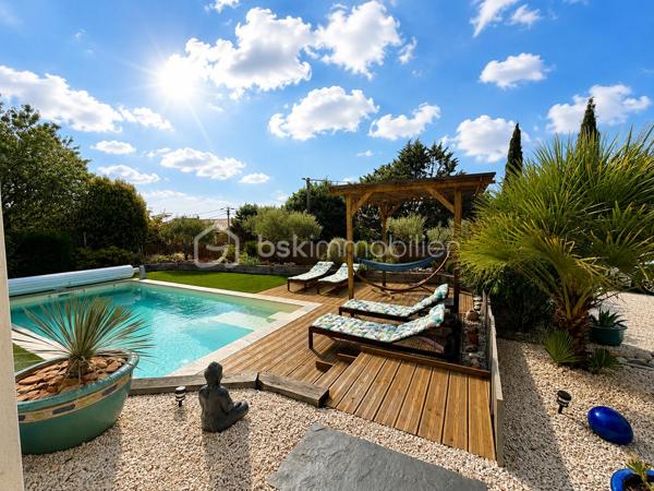 🏡 ✨ Coup de cœur à Saint-Jean-de-Fos –Le confort du plain-pied dans un cadre exceptionnel ! ✨

🌿 À l’entrée des magnifiques Gorges de l’Hérault, dans l’un des villages les plus prisés de la région, découvrez cette superbe villa de plain-pied de 119 m², pensée pour offrir confort, sérénité et qualité de vie.

❤️ Idéale pour des retraités en quête de tranquillité ou une famille souhaitant profiter d’un environnement privilégié.

✨ Ses atouts :
🏠 Villa entièrement de plain-pied, pratique et accessible.
🛋️ Belle pièce de vie lumineuse ouverte sur l’extérieur.
🌞 Grande terrasse couverte pour partager de beaux moments toute l’année.
🏊 Piscine et jardin paysager, un véritable havre de paix.
🛏️ 3 chambres, dont une suite avec salle d’eau privative.
🛁 Salle de bains supplémentaire.
💼 Bureau idéal pour le télétravail ou une chambre d’appoint.
🚗 Garage + nombreux stationnements.
❄️ Chauffage gainable réversible.
🌱 Chauffe-eau thermodynamique pour un confort économique.

📍 Saint-Jean-de-Fos, c’est la douceur de vivre au cœur de la nature, entre rivière, randonnées, villages de caractère et à seulement quelques minutes de Saint-Guilhem-le-Désert. Un cadre de vie rêvé où il fait bon vivre toute l’année.

💙 Une maison où il ne reste plus qu’à poser vos valises…

📞 Une visite s’impose ! Vous pourriez bien avoir trouvé votre futur chez-vous.