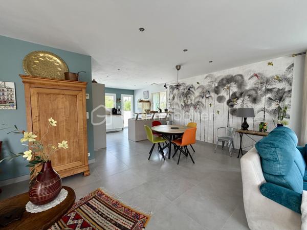 🏡 ✨ Coup de cœur à Saint-Jean-de-Fos –Le confort du plain-pied dans un cadre exceptionnel ! ✨

🌿 À l’entrée des magnifiques Gorges de l’Hérault, dans l’un des villages les plus prisés de la région, découvrez cette superbe villa de plain-pied de 119 m², pensée pour offrir confort, sérénité et qualité de vie.

❤️ Idéale pour des retraités en quête de tranquillité ou une famille souhaitant profiter d’un environnement privilégié.

✨ Ses atouts :
🏠 Villa entièrement de plain-pied, pratique et accessible.
🛋️ Belle pièce de vie lumineuse ouverte sur l’extérieur.
🌞 Grande terrasse couverte pour partager de beaux moments toute l’année.
🏊 Piscine et jardin paysager, un véritable havre de paix.
🛏️ 3 chambres, dont une suite avec salle d’eau privative.
🛁 Salle de bains supplémentaire.
💼 Bureau idéal pour le télétravail ou une chambre d’appoint.
🚗 Garage + nombreux stationnements.
❄️ Chauffage gainable réversible.
🌱 Chauffe-eau thermodynamique pour un confort économique.

📍 Saint-Jean-de-Fos, c’est la douceur de vivre au cœur de la nature, entre rivière, randonnées, villages de caractère et à seulement quelques minutes de Saint-Guilhem-le-Désert. Un cadre de vie rêvé où il fait bon vivre toute l’année.

💙 Une maison où il ne reste plus qu’à poser vos valises…

📞 Une visite s’impose ! Vous pourriez bien avoir trouvé votre futur chez-vous.